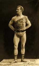 Eugen Sandow, in klassieke oude Grieks-Romeinse pose, ca. 1894
